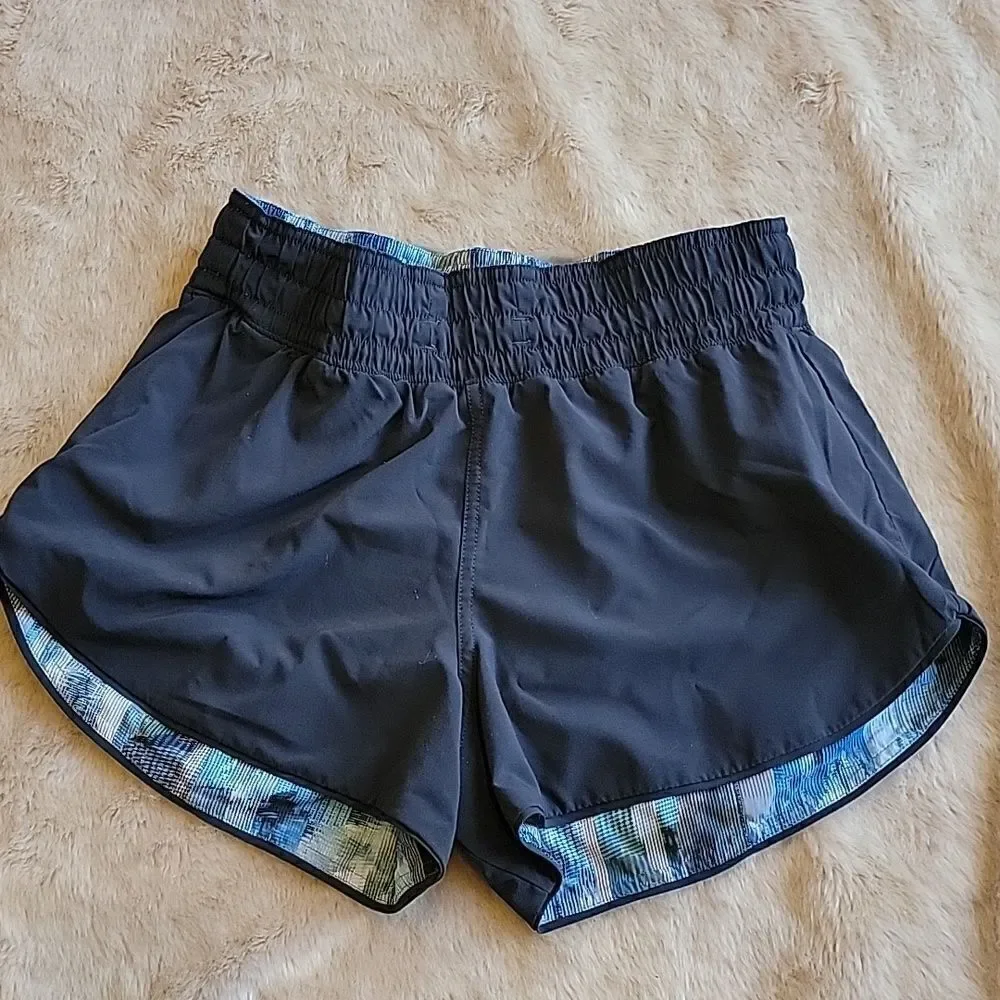LULULEMON CHOOSE A SIDE SHORTS - BLACK NIGHT AND SUN DAZED MULTI BLUE, SIZE 4
